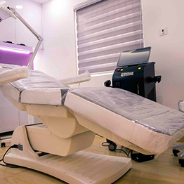 Adjustable treatment chair, advanced laser equipment, patient comfort, precise procedures